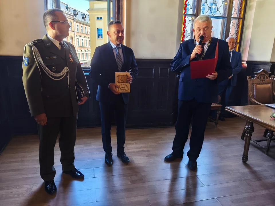 Lekarze z sercem uhonorowani w Nowej Rudzie! Wzruszająca uroczystość w ratuszu [zdęcia]