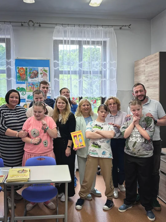Wizyta Starosty Kłodzkiego w Niepublicznych Szkołach Specjalnych i w DPS-ie w Ludwikowicach Kłodzkich [zdjęcia]