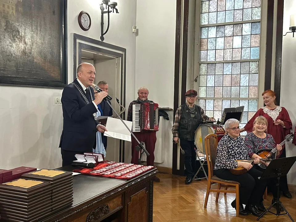 Małżeństwa z Ziębic odebrały odznaki za 50 i 60 lat nieprzerwanego i wyjątkowego pożycia małżeńskiego