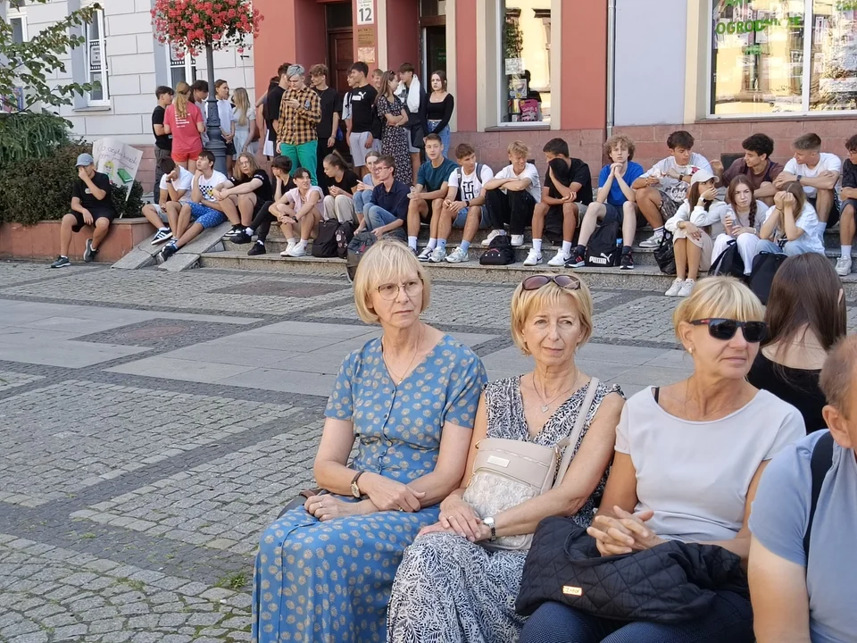 Narodowe Czytanie 2024 w Nowej Rudzie. Młodzież z liceum czytała "Kordiana" na rynku [galeria]