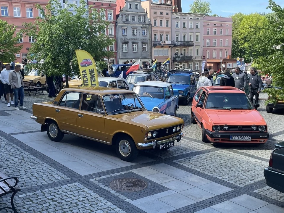 Nowa Ruda. Rynek pełen klasyki -  ósmy zlot zabytkowych pojazdów przyciągnął tłumy