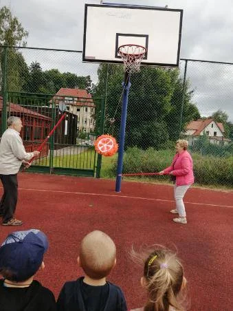 Seniorzy kontra dzieci – międzypokoleniowe zawody sportowe w Polanicy-Zdroju [galeria]