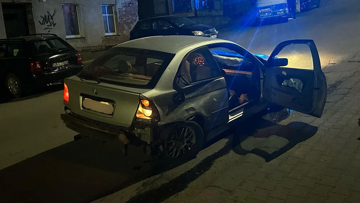 Kierowca BMW uciekł z miejsca zdarzenia. Wcześniej zniszczył trzy auta