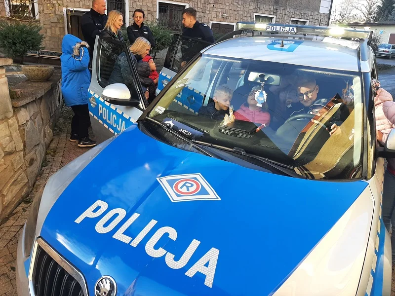 Ząbkowiccy policjanci zorganizowali zbiórkę dla dzieci z Zakładu Leczniczo - Opiekuńczego w Piszkowicach.