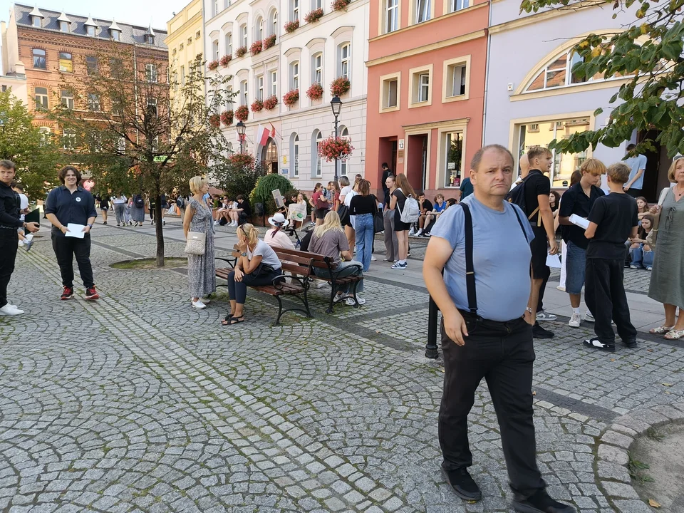 Narodowe Czytanie 2024 w Nowej Rudzie. Młodzież z liceum czytała "Kordiana" na rynku [galeria]