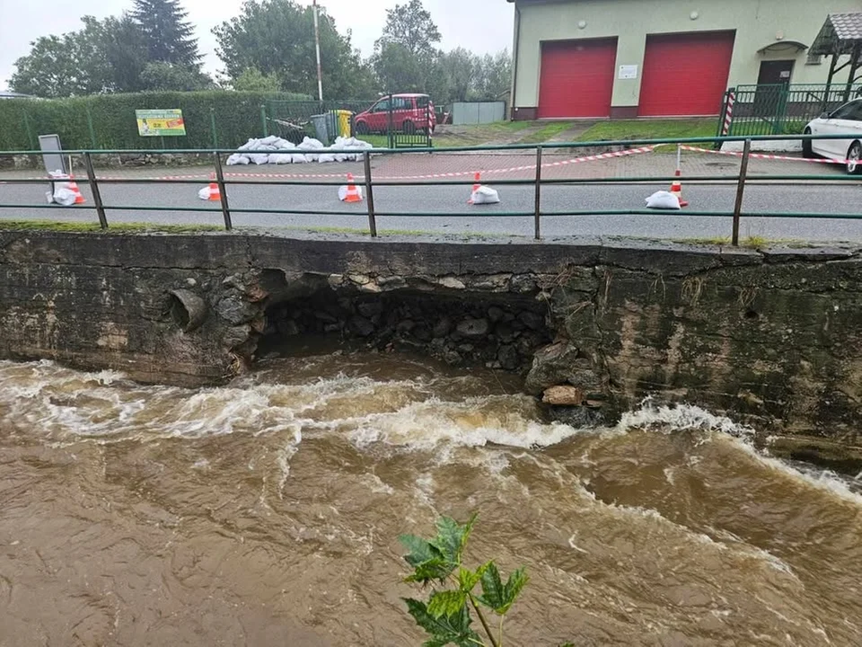 Powiat Ząbkowicki pozyskał dodatkowe środki na przebudowę drogi w Sulisławicach oraz ogłosił przetarg na odbudowę drogi i murów oporowych w Mąkolnie