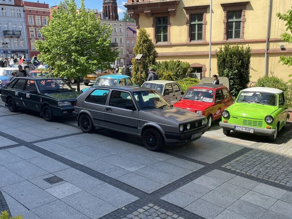 Nowa Ruda. Rynek pełen klasyki -  ósmy zlot zabytkowych pojazdów przyciągnął tłumy