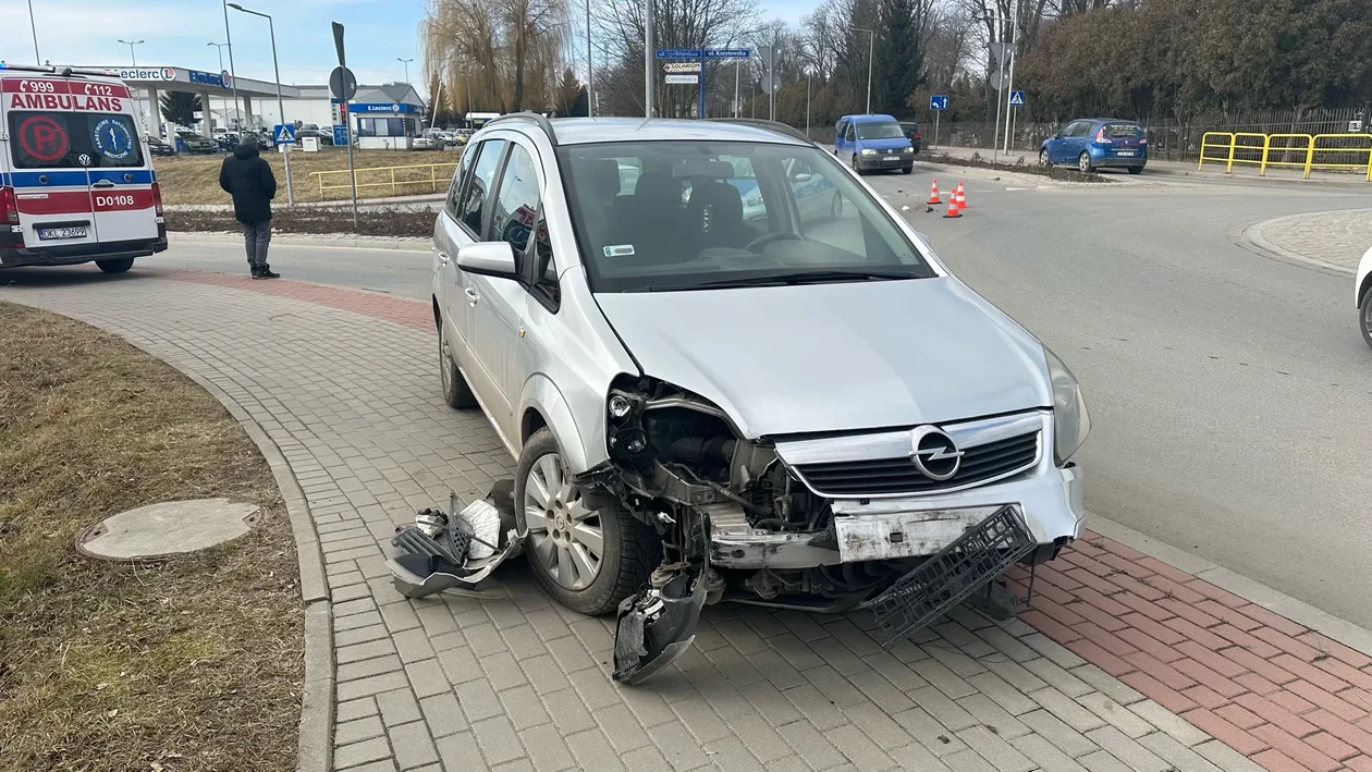 Kłodzko - Kolizja na rondzie przy cmentarzu - Zdjęcie główne