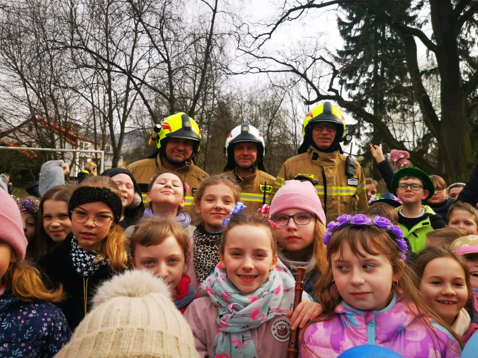 Nowa Ruda. Pożegnanie zimy w "Starym Parku" w Słupcu. Strażacy jechali na sygnałach ugasić Marzannę [zdjęcia]