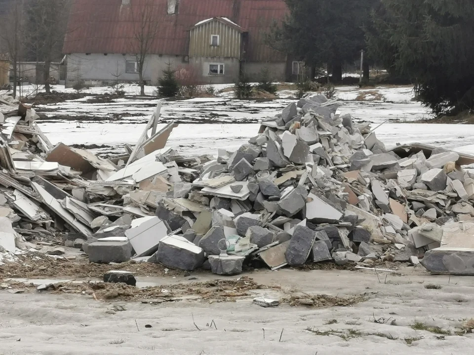 Gmina Radków. Nielegalne składowisko odpadów w Karłowie?