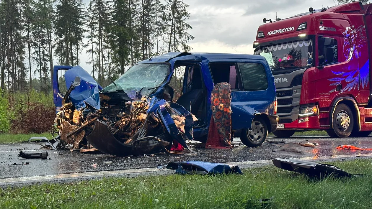 Groźny wypadek na krajowej ósemce. Jedna osoba w ciężkim stanie trafiła do szpitala - Zdjęcie główne