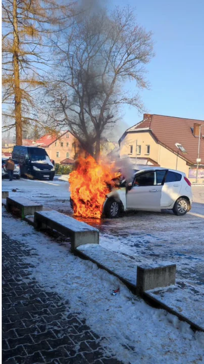 Nowa Ruda. Pożar samochodu na parkingu przy Kłodzkiej - Zdjęcie główne