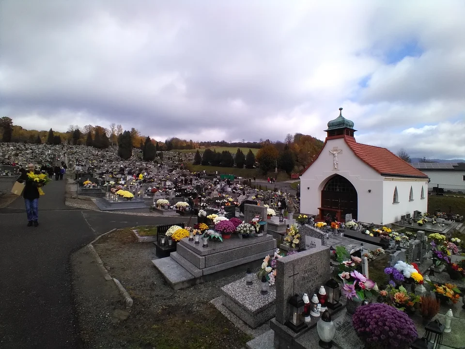 Nowa Ruda. Dzisiaj obchodzimy Dzień Wszystkich Świętych. Na cmentarzach zapłoną tysiące zniczy