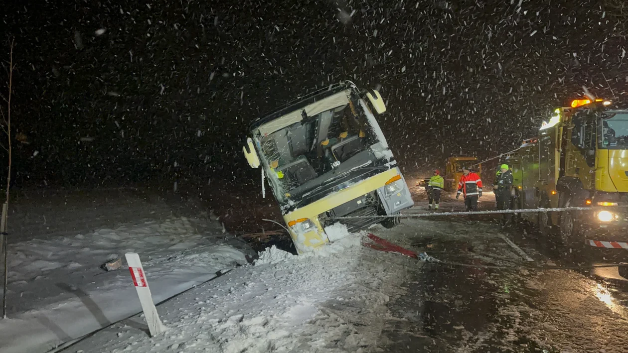 DK33. Silny wiatr zepchnął autobus do rowu [zdjęcia]