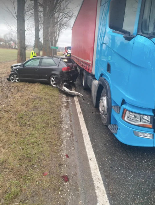 Zabłocie. Kierowca audi wjechał pod ciężarówkę - Zdjęcie główne