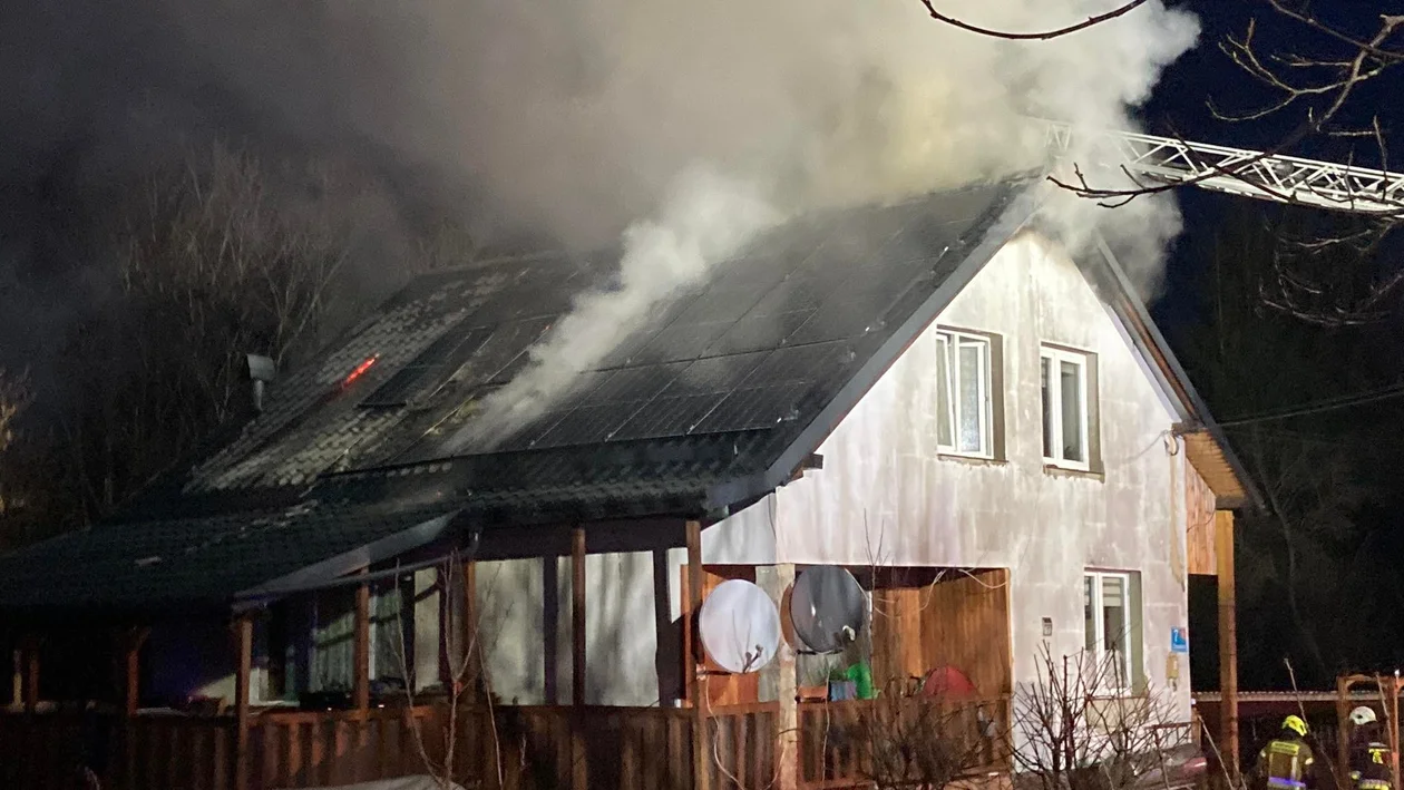 Pożar domu w Droszkowie. Z ogniem walczyło 12 zastępów straży pożarnej