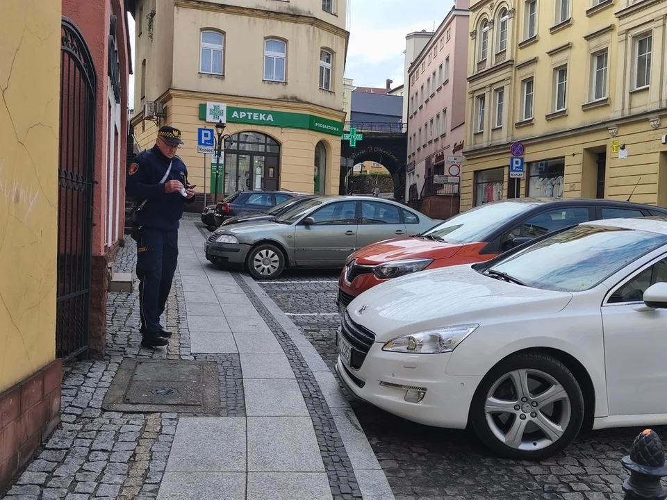 Nowa Ruda. Strażnicy Miejscy kontrolują w Strefie Płatnego Parkowania [zdjęcia]