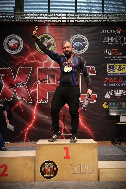 Policjant z Kudowy-Zdroju podbił rekordy. 18 rekordów i złote medale w jeden weekend