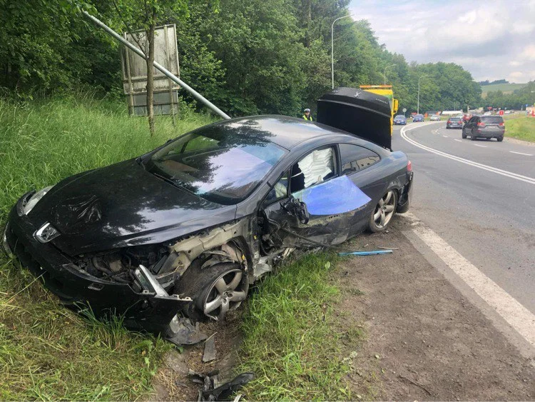 Kudowa-Zdrój. Wieczorny wypadek na krajowej ósemce. Dwie osoby trafiły do szpitala - Zdjęcie główne