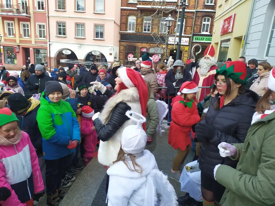 Mikołaj w Nowej Rudzie. Dzieci zachwycone gościem, który rozdawał paczki