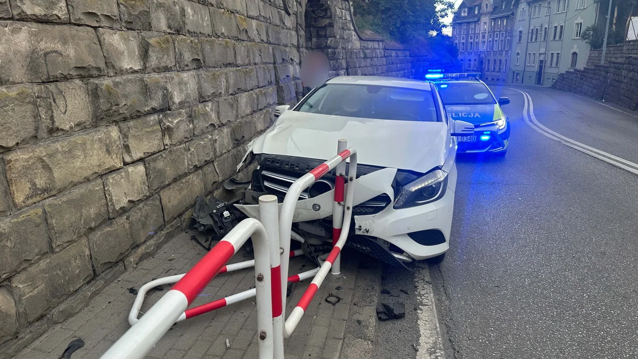 Kłodzko - kolizja z barierkami - Zdjęcie główne