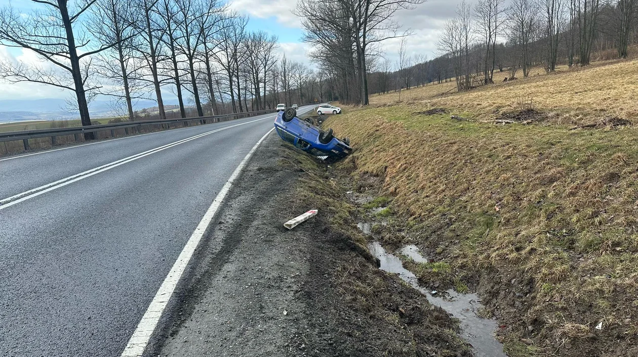 Podzamek. Stracił panowanie nad pojazdem i dachował [zdjęcia] - Zdjęcie główne