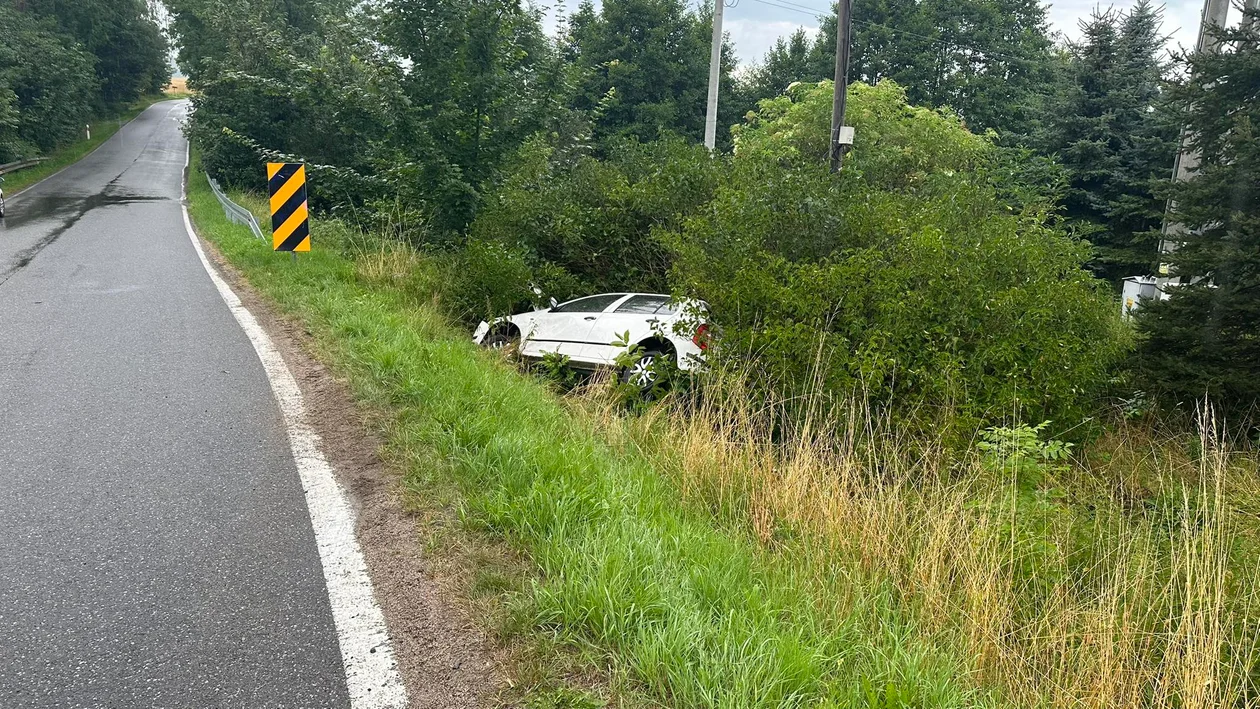 Skoda wpadła do rowu między Polanicą-Zdrój a Wolanami [zdjęcia]