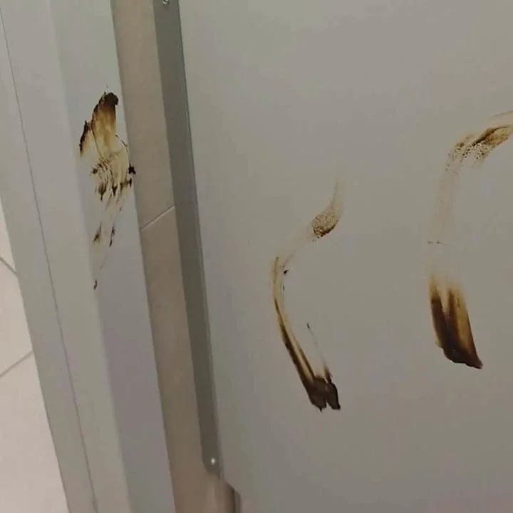 Toaleta w Ząbkowicach Śląskich na rynku w fatalnym stanie (ZDJĘCIA)