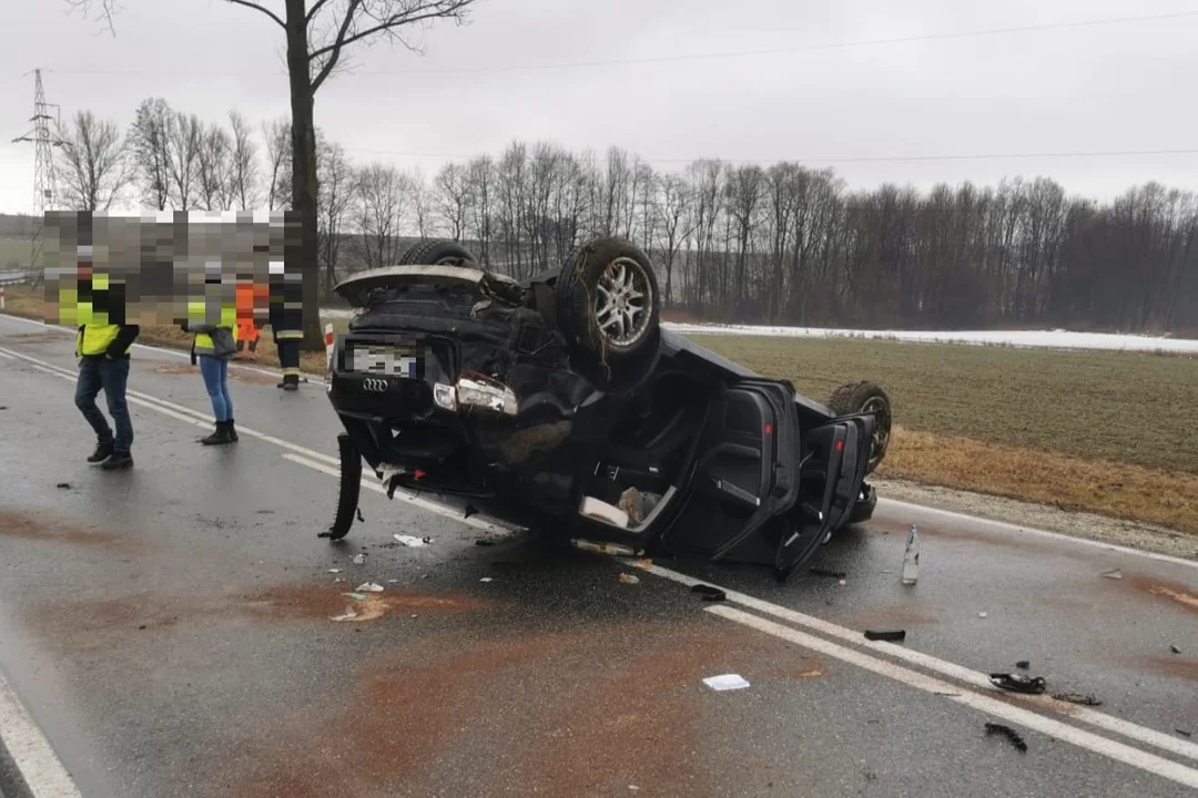 Między Starym Waliszowem, a Mielnikiem dachowało audi - Zdjęcie główne