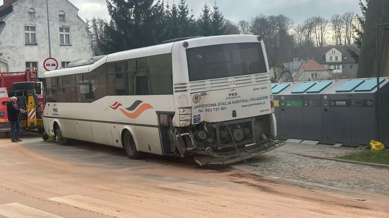 Bystrzyca Kłodzka. Dźwig uderzył w autobus PKS - Zdjęcie główne