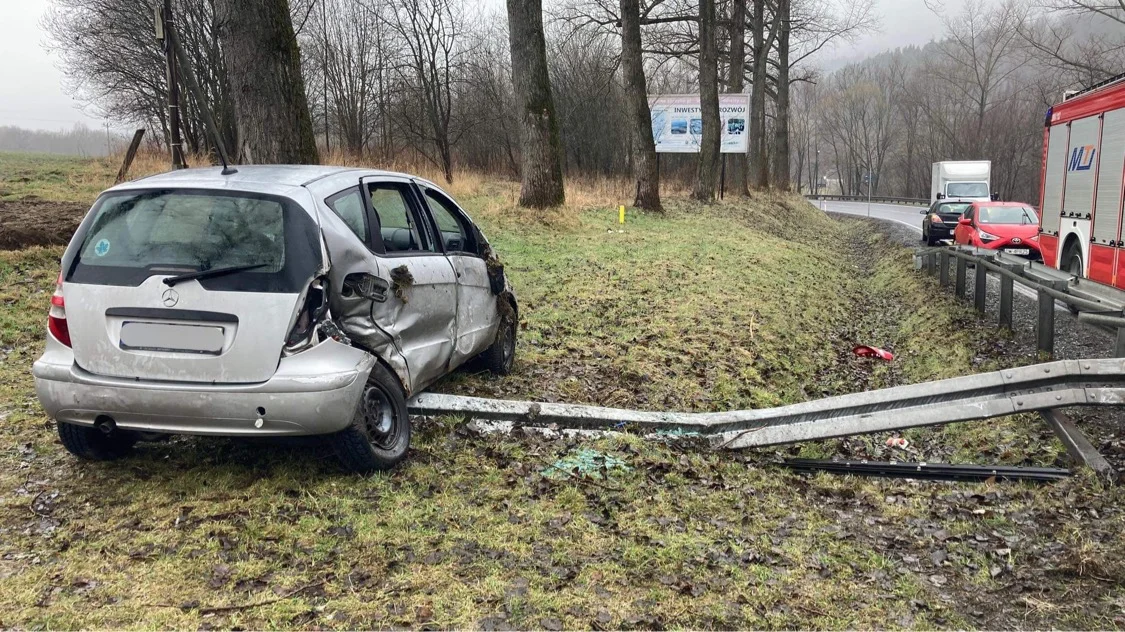 Podzamek. Straciła panowanie nad samochodem i uderzyła w barierki