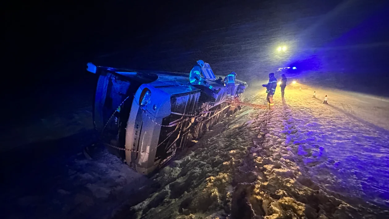 DK33. Silny wiatr zepchnął autobus do rowu [zdjęcia]