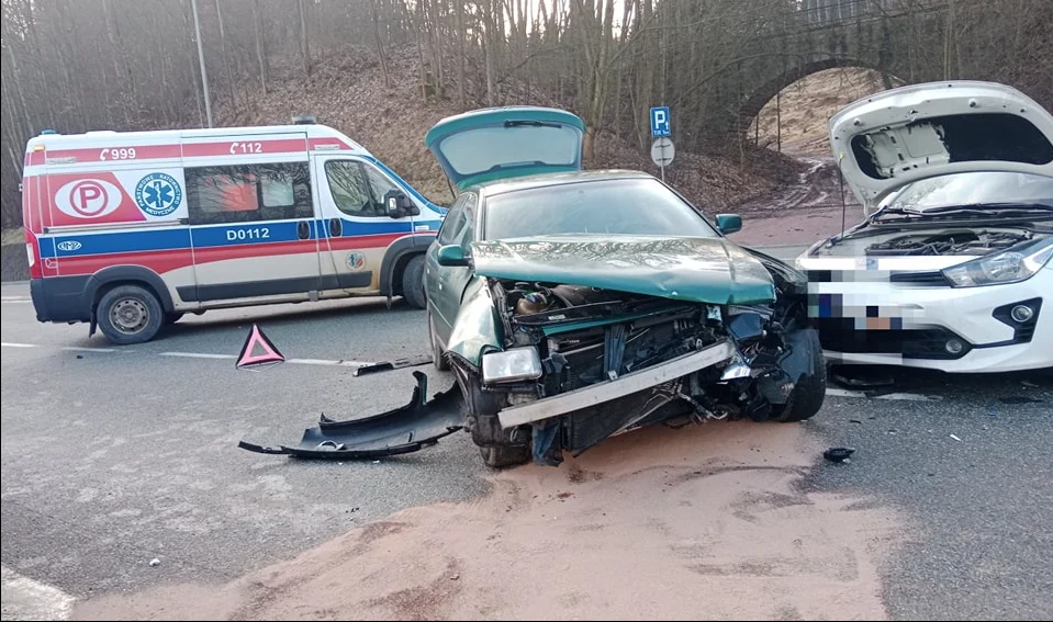 Kudowa-Zdrój. Zderzenie dwóch samochodów osobowych - Zdjęcie główne