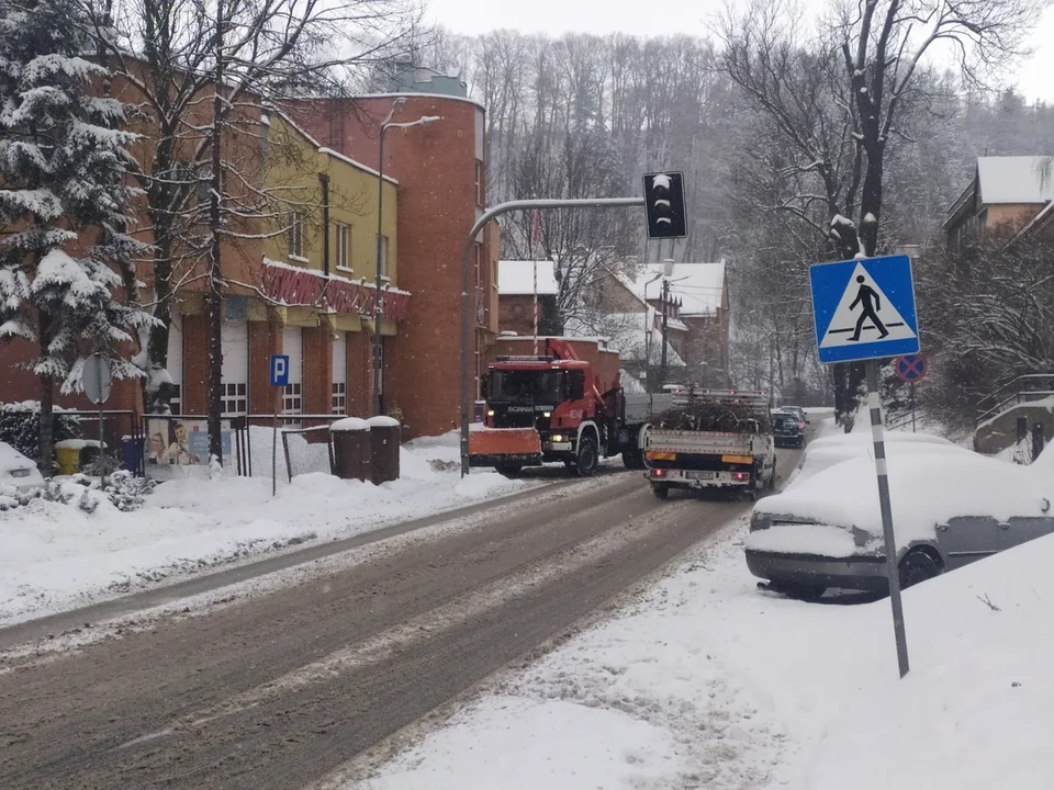 Nowa Ruda. Służby miejskie od rana walczą z gwałtownymi i intensywnymi opadami śniegu