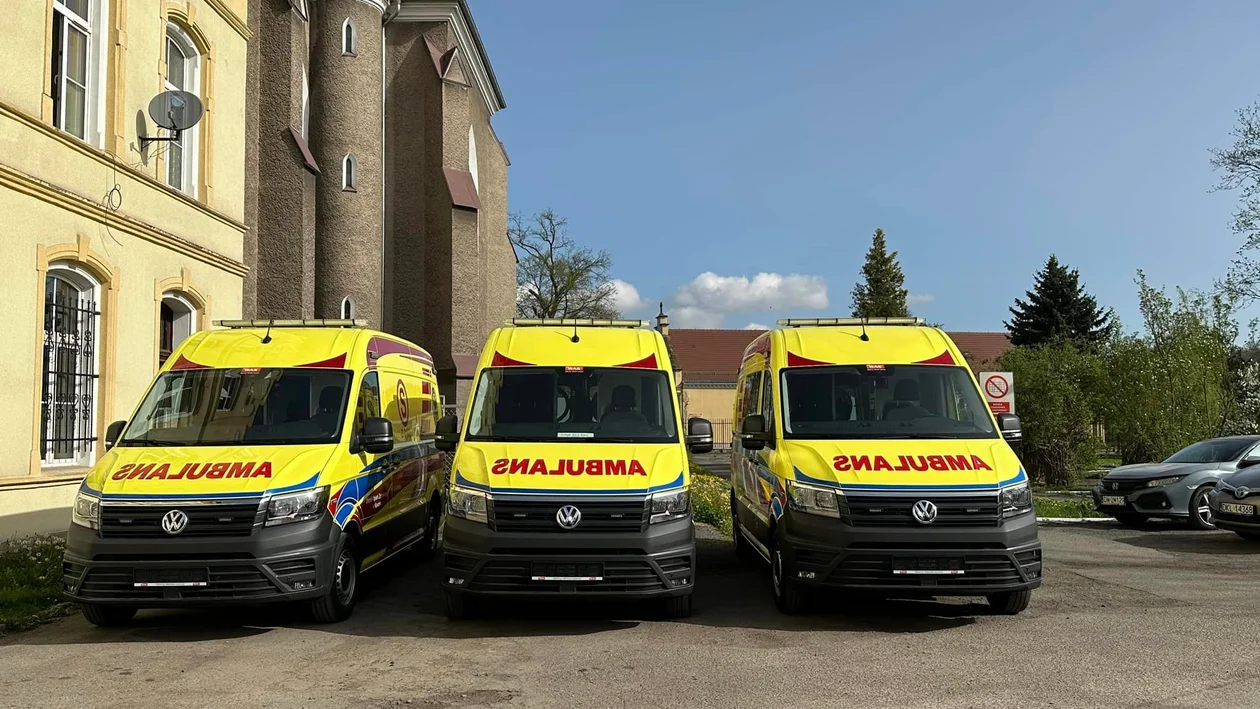 Z kilkudniowym opóźnieniem do szpitala w Kłodzku dotarły trzy nowe ambulanse medyczne - Zdjęcie główne