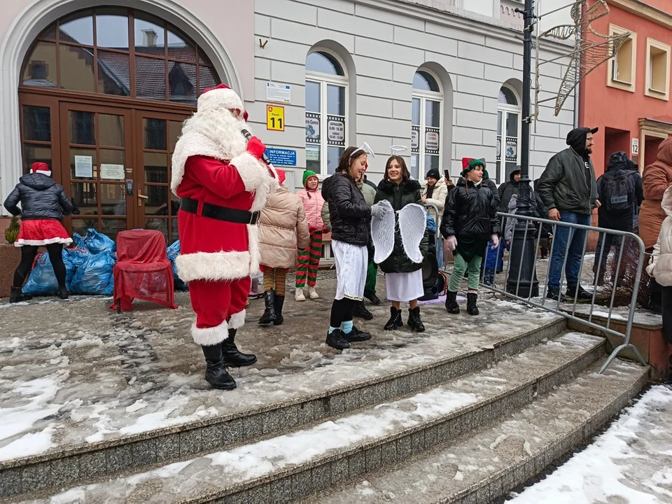 Wczoraj już po raz 20. na noworudzkim Rynku gościł Święty Mikołaj. Do dzieci trafiło 300 paczek [galeria]