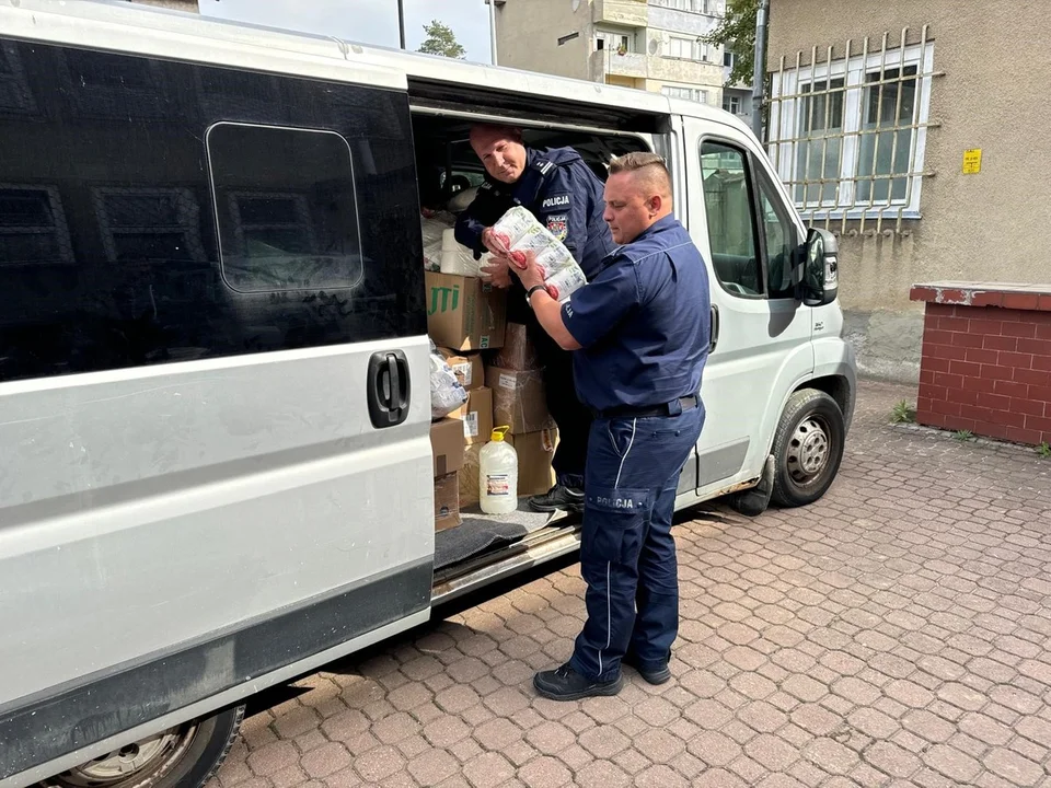 Policjanci z Komendy Miejskiej we Wrocławiu z pomocą dla policjantów z powiatu kłodzkiego poszkodowanych w powodzi