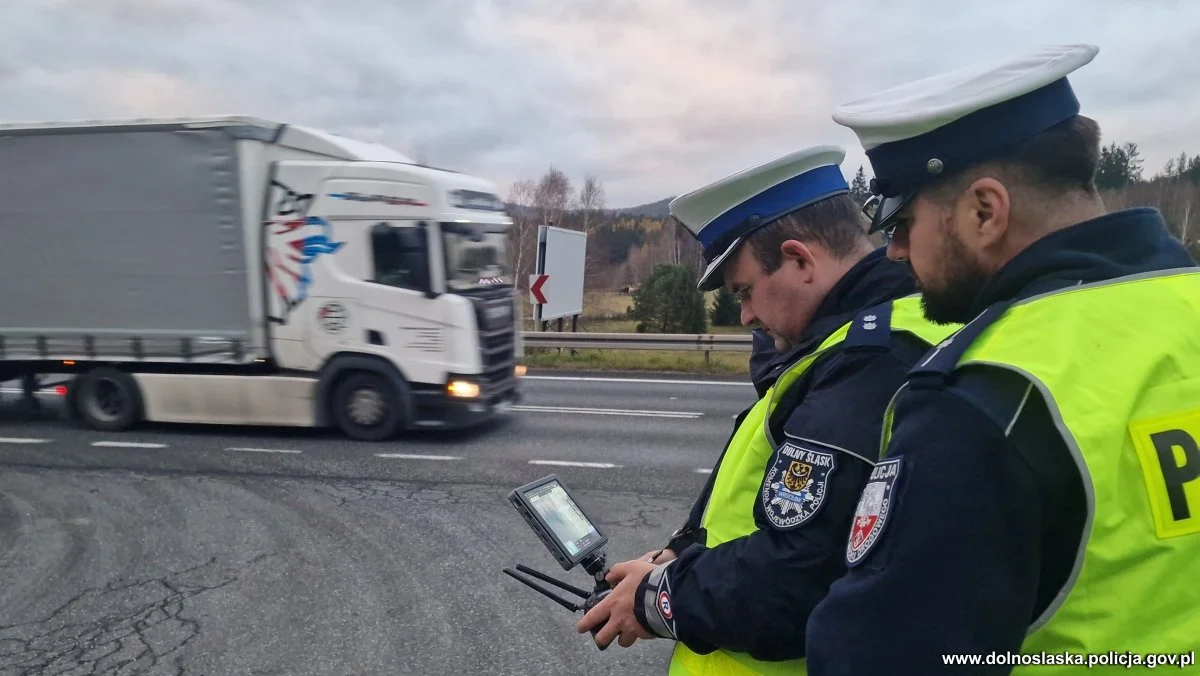 „Bezpieczna ósemka” - policjanci przypominali o bezpieczeństwie na drodze - Zdjęcie główne