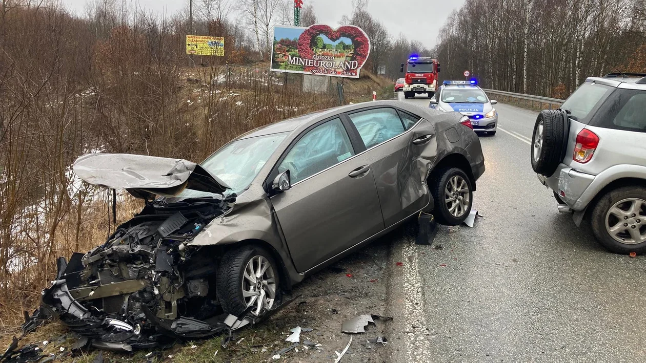 Wypadek między Słupkiem, a Nową Rudą. 5 osób trafiło do szpitala