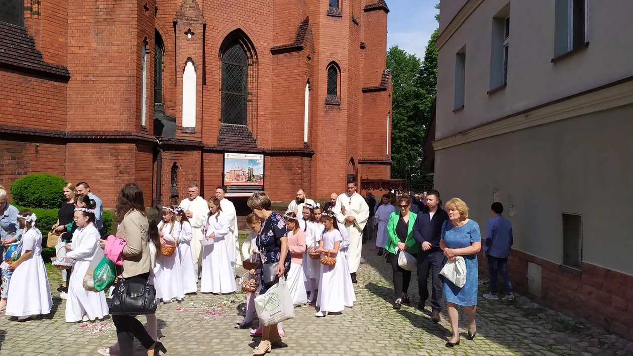 Nowa Ruda. Procesja Bożego Ciała wokół placu kościelnego