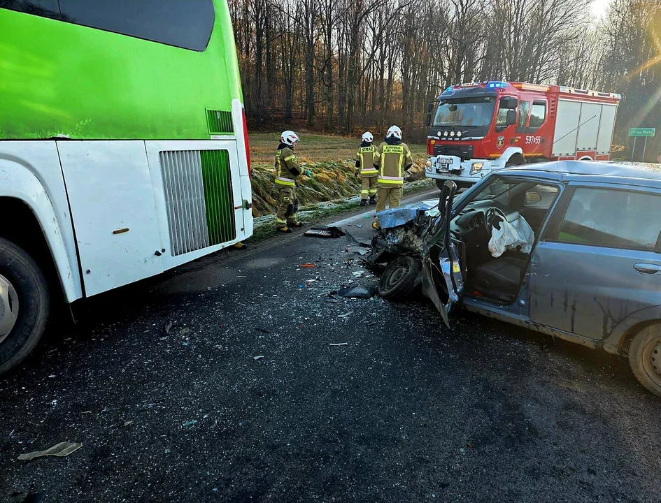 Gmina Ziębice. Zderzenie autobusu z samochodem osobowym w Osinie Małej – utrudnienia w ruchu