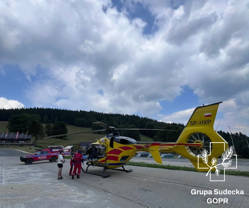 Poważny wypadek rowerzysty na trasie Bike Park Czarna Góra. W akcji śmigłowiec LPR