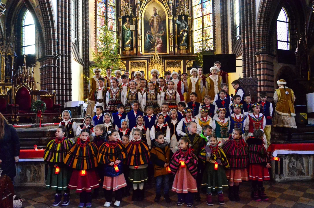 Koncert kolęd i pastorałek Zespołu Pieśni i Tańca "Nowa Ruda" w kościele św. Mikołaja [galeria] - Zdjęcie główne