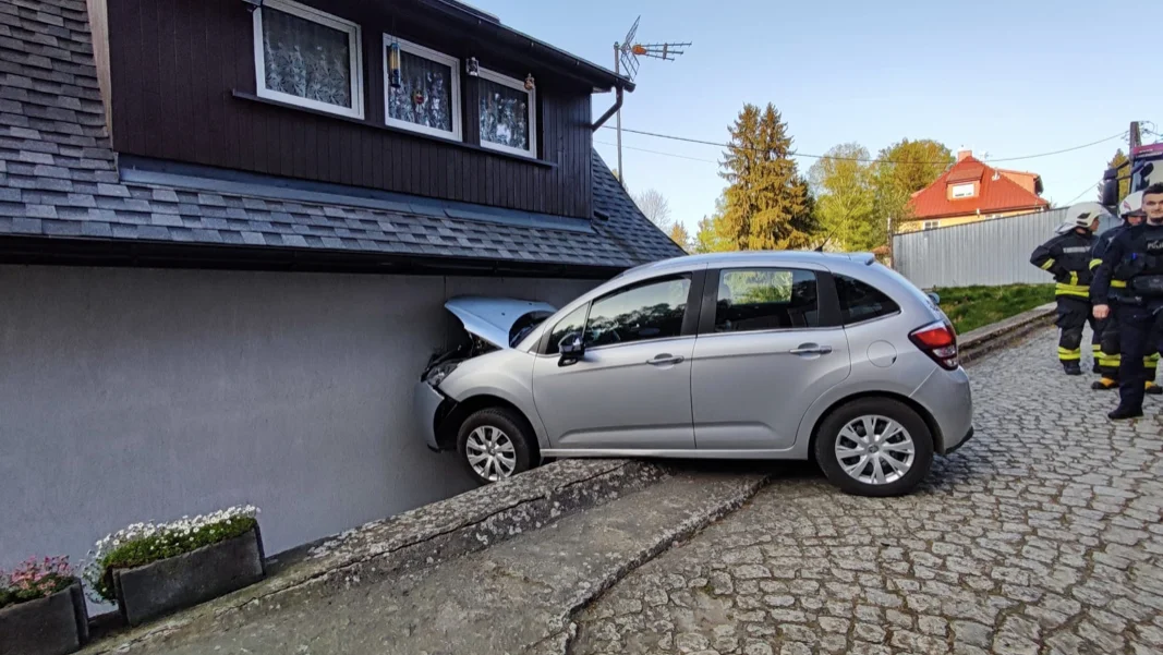 Polanica – Zdrój. 83 – latek kreujący citroenem wbił się do pokoju w budynku mieszkalnym