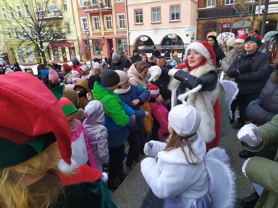 Mikołaj w Nowej Rudzie. Dzieci zachwycone gościem, który rozdawał paczki