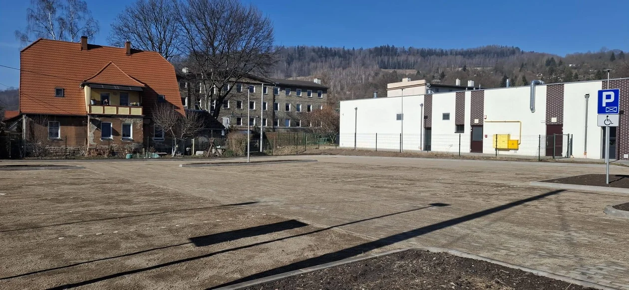 Nowa Ruda. Zakończono rozbudowę parkingu przy ul. Fredry [zdjęcia]