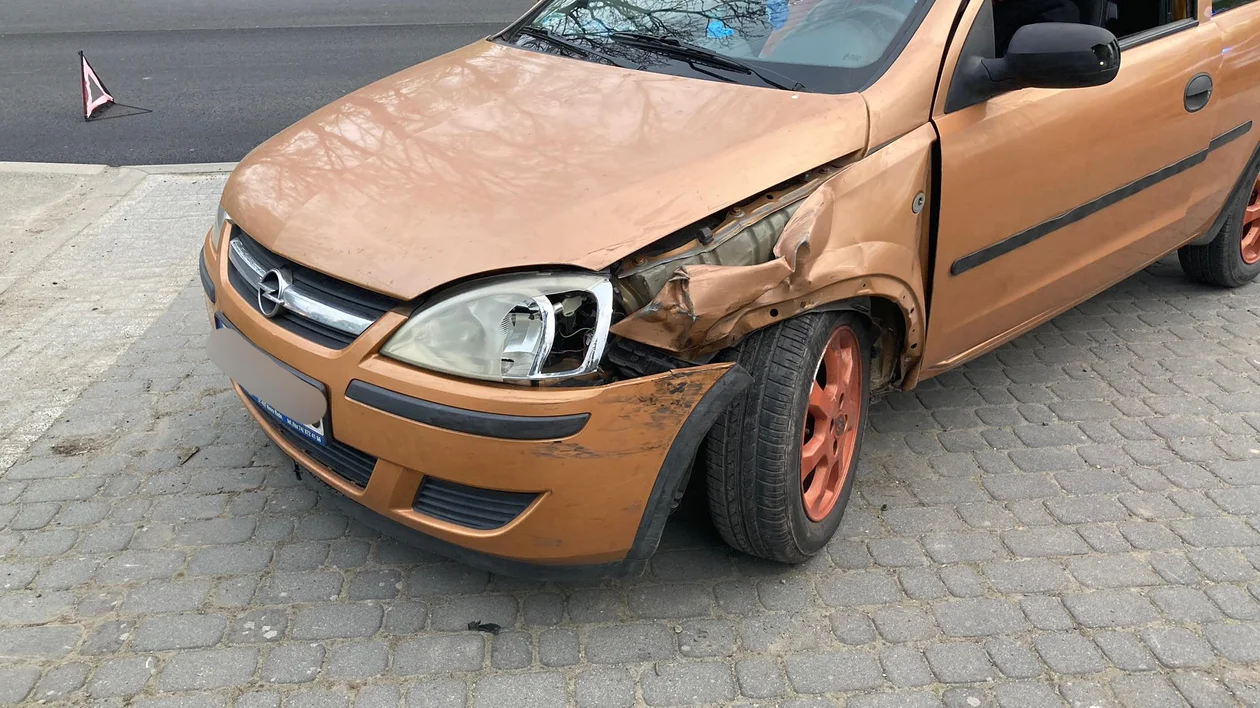 Gmina Kłodzko. Zderzenie opla i busa w Gołogłowach. Dwie osoby trafiły do szpitala