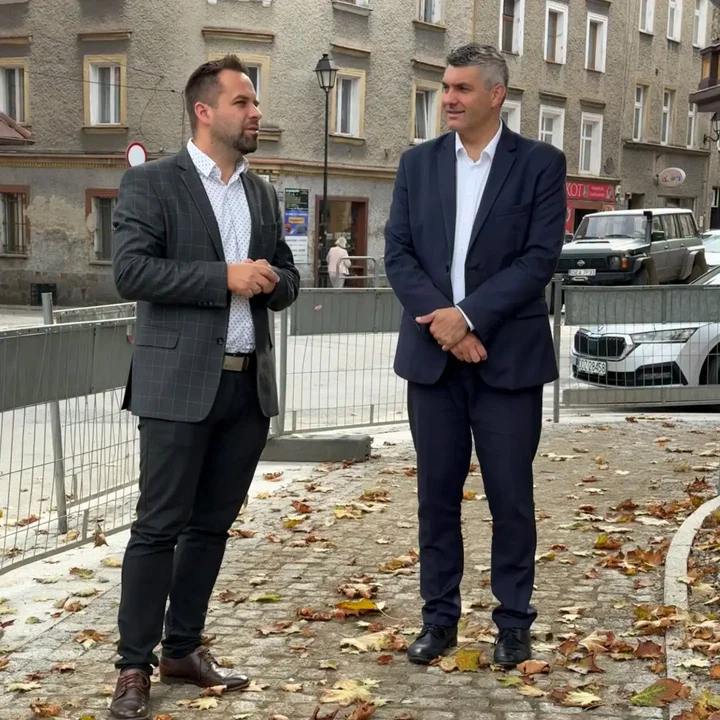 Zmiany na Placu Jana Pawła II w Ząbkowicach Śląskich. Remont chodnika i czyszczenie pomnika [zdjęcia]