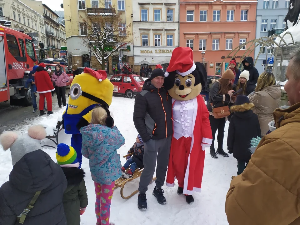 Mikołaj w Nowej Rudzie. Dzieci zachwycone gościem, który rozdawał paczki