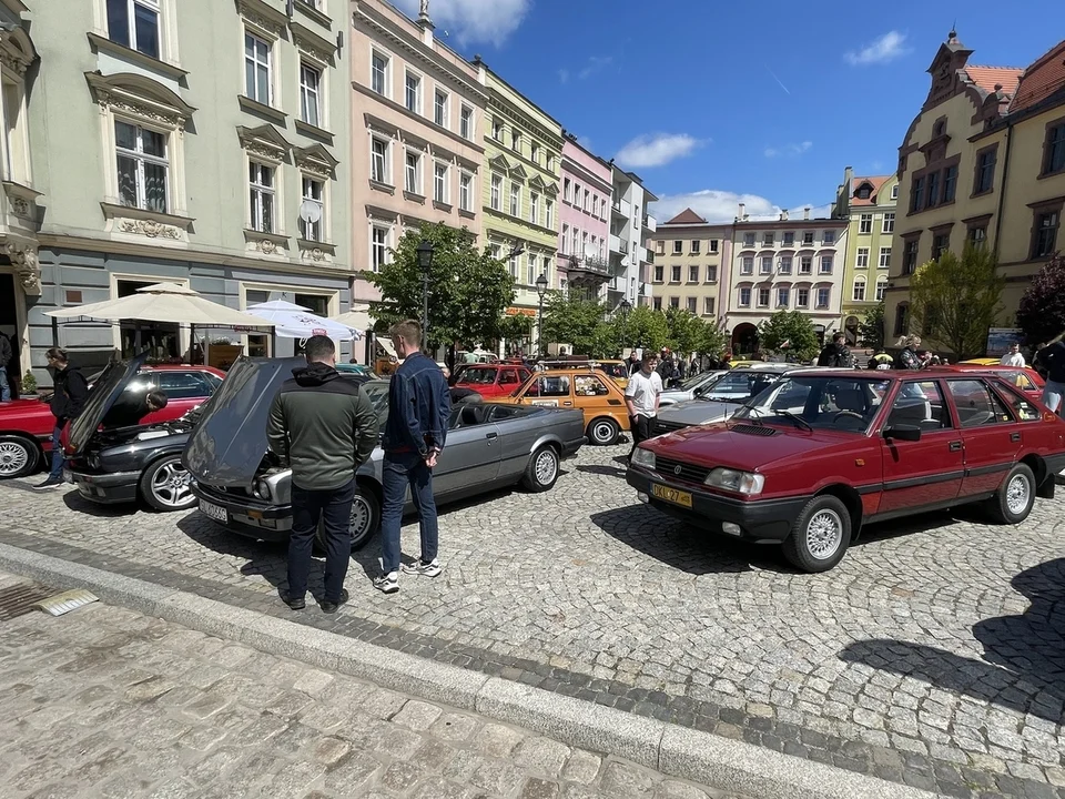 Nowa Ruda. Rynek pełen klasyki -  ósmy zlot zabytkowych pojazdów przyciągnął tłumy